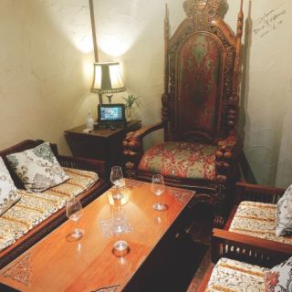 キングルーム1部屋（5名席）バリから輸入した高貴な貴族ルーム