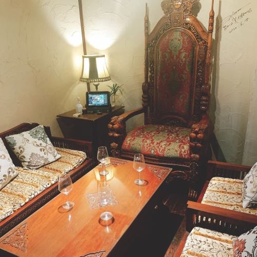 キングルーム1部屋（5名席）バリから輸入した高貴な貴族ルーム