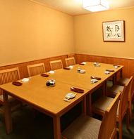 [4〜10人]安靜的空間。非常適合私人用餐。它也可以用於宴會，娛樂和麵對面的會議！