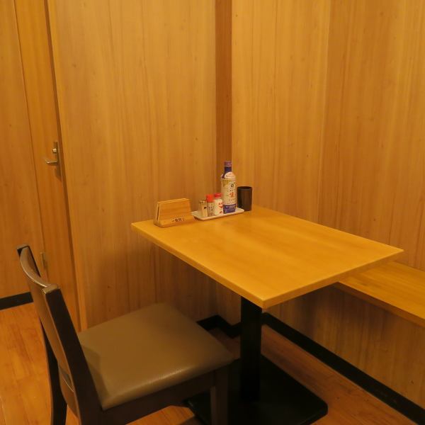 当店では2名様用のテーブルを2つご用意しております。お一人様や少人数でのお食事、サク飲みやちょい飲みにもぴったりなお席となっており、ゆったりとリラックスしたひとときをお過ごしいただけます。美味しい海鮮料理とお酒を気軽にお楽しみください。ご利用をお待ちしております！