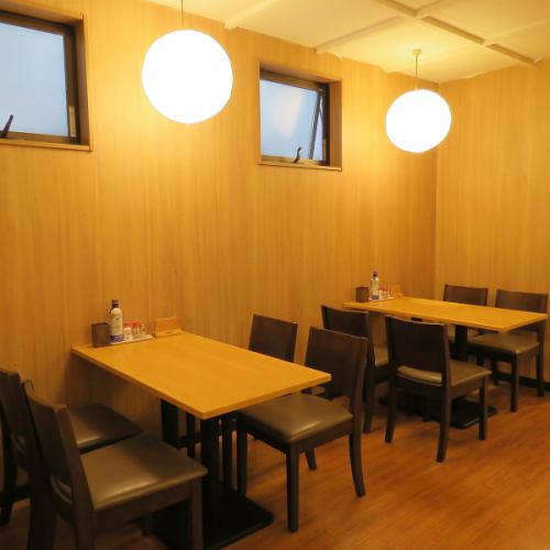 当店では、4名様用のテーブル席を6つ、2名様用のテーブル席を2つご用意しています。テーブルは自由に繋げられますので最大14名様までのご利用も可能です◎会社仲間や友人との宴会にぴったりのスペースで、思いっきり盛り上がれます♪美味しい料理とお酒を囲みながら、楽しいひとときをお過ごしください！