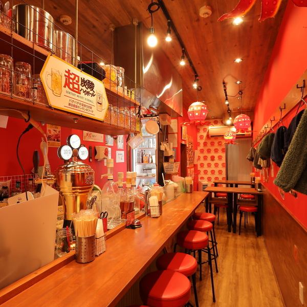 カジュアルで賑やかな雰囲気が魅力。タコちょうちんの優しい灯りが空間を包み込み、温かみのあるムードを演出しています。少人数でも入りやすいカウンター席や、仲間とゆっくり過ごせるテーブル席まで完備。鉄板から立ち上る香ばしい香りや、料理が出来上がる音が心地よく、活気に満ちた空間でお酒と料理をお楽しみください