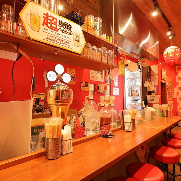 カウンター席では、目の前でたこ焼きが焼き上がる様子を間近で楽しめます。ジュージューと響く焼き音や、香ばしいソースの香りが食欲をそそり、料理が完成するまでの時間もワクワク感が止まりません。スタッフとの距離も近く、気軽に会話をしながら、ライブ感たっぷりのひとときを満喫できます。