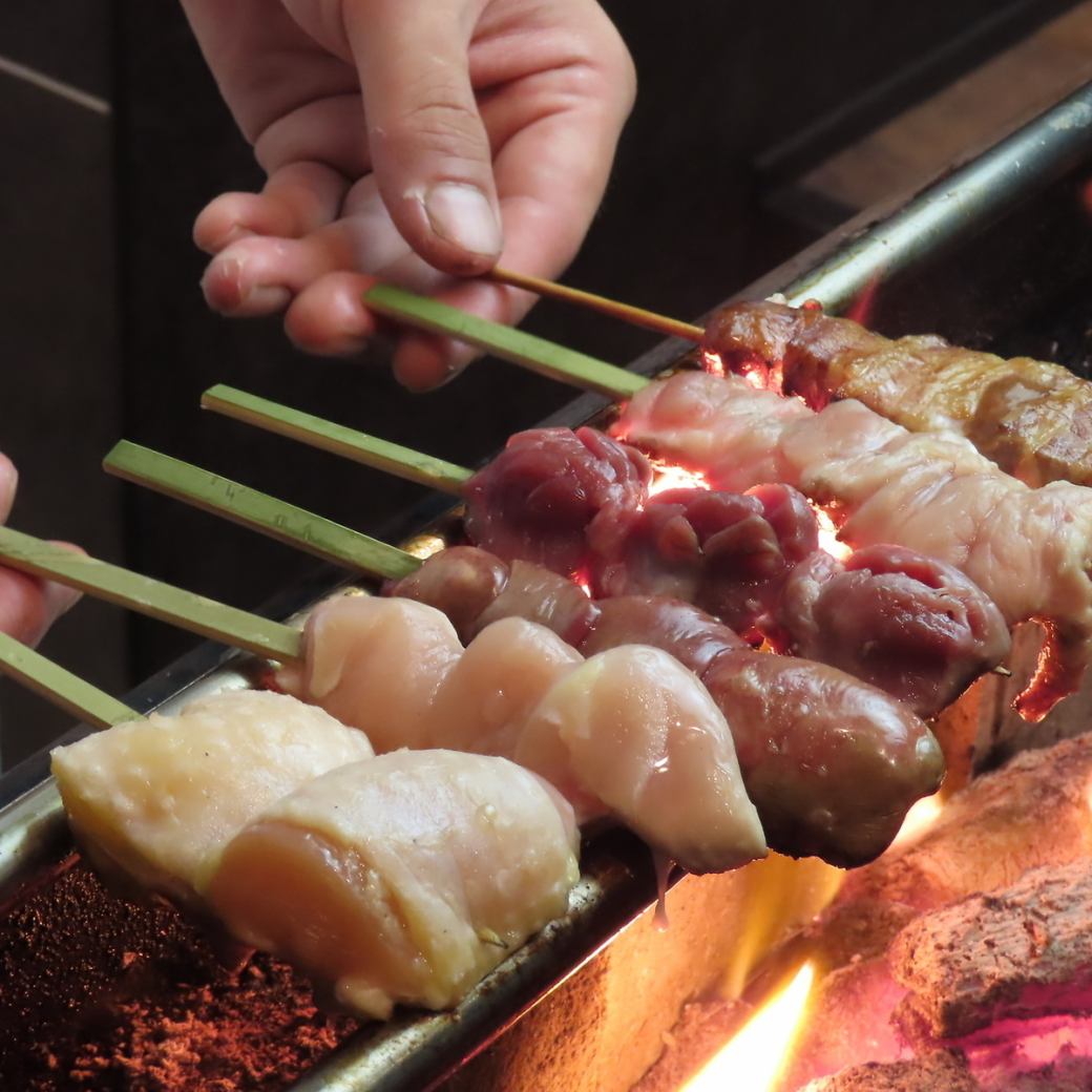 ライブ感ある焼き場で焼き鳥を目の前で焼き上げます♪産地と食材にもこだわりあり！