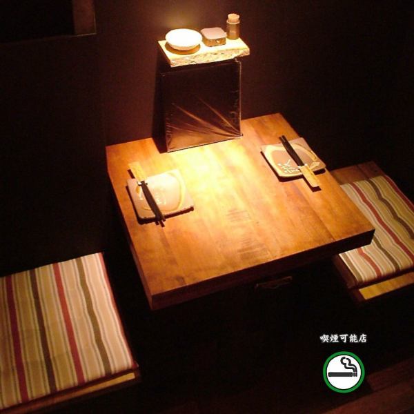 2名様用のカップルシートをご用意。木のぬくもりを感じながらお食事ができます！お二人の距離が近づくこと間違いなし♪