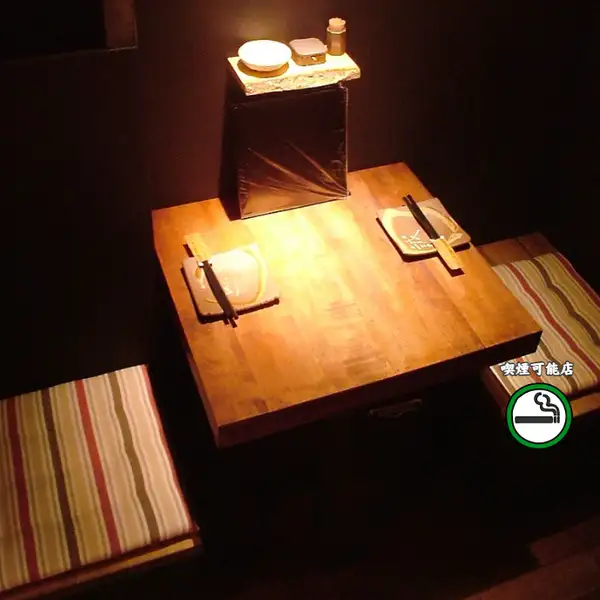 2名様用のカップルシートをご用意。木のぬくもりを感じながらお食事ができます！お二人の距離が近づくこと間違いなし◎