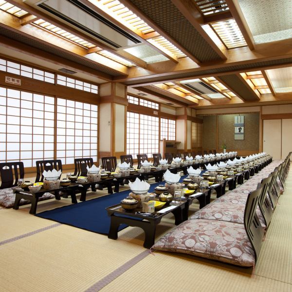 明石随一の老舗の料亭旅館「人丸花壇」は、名物たこ会席をはじめ明石海峡の新鮮な素材と料理人の熟練の技が織りなす、季節感あふれる会席料理が自慢の宿。趣深く落ち着いた雰囲気の個室や天然温泉露天風呂も好評で、非日常的な至福のひと時をお楽しみいただけます。