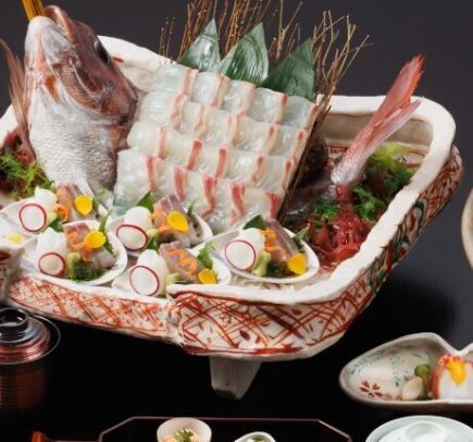 ≪时令怀石料理（枫）≫ 时令怀石料理，包括整条鲷鱼刺身和汤。