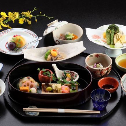 ≪时令怀石料理套餐（花）≫ 一系列充满时令风味的菜肴……