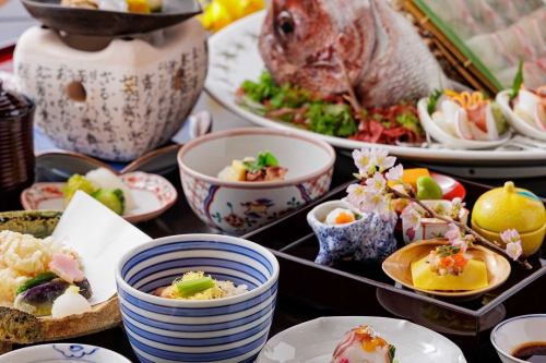 整条鱼刺身、鲷鱼和章鱼怀石料理（朝切）