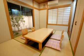 We also have two private rooms with a sunken kotatsu floor where you can put your feet down.We provide the best food and attentive hospitality for entertaining important business partners, important gatherings for family and relatives such as celebrations and memorial services.(The photo shows a private room for 4 people)