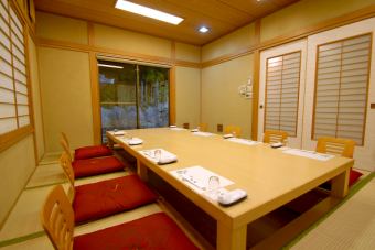 We also have two private rooms with sunken kotatsu where you can put your feet down.We provide the best cuisine and attentive hospitality for entertaining important business partners, celebrations, Buddhist memorial services, and other important gatherings of family and relatives.(The picture is a private room for 10 people)