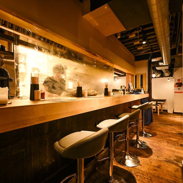 【お一人様やサク飲みもお気軽に】店内調理場はオープンキッチンとなっております。さらっと入れるカウンター席で、調理のライブ感とお食事をお楽しみください♪お一人様はもちろん、カップル、ご夫婦でのご利用、またご宴会の後の二次会利用にもぴったり。サク飲みや一人ご飯など、思い立った時にお寄りください☆