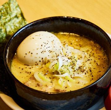 どん名物☆『鶏の煮込み』！丸ごと一枚の鶏ももを、半日煮込んでジューシー柔らか。