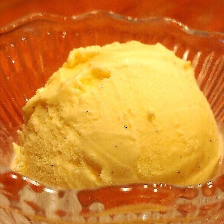 Various ice creams (vanilla / yuzu sorbet)