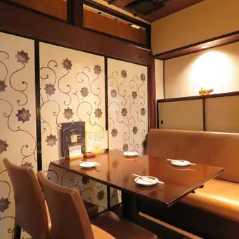 人数に応じて襖で仕切ってお部屋をお作りいたします。(※お部屋代1時間1,000円)