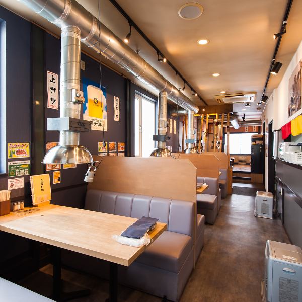 【店内はテーブル席・座敷席をご用意！】当店にはテーブルと座敷の2タイプのお席をご用意しております！どちらもゆったりとお寛ぎいただくことのできるお席で、ついつい長居したくなるような雰囲気が自慢です！