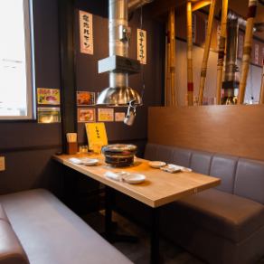 餐桌席可容纳6人x 3席！