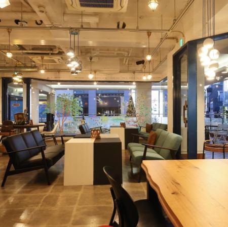 店内テーブル席を多数ご用意。2名席と4名席それぞれでご用意ございます。4名席は3テーブル、2名席は計7テーブルご用意ございます♪