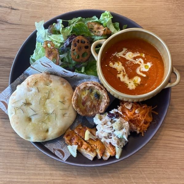 A balanced lunch plate using fresh vegetables