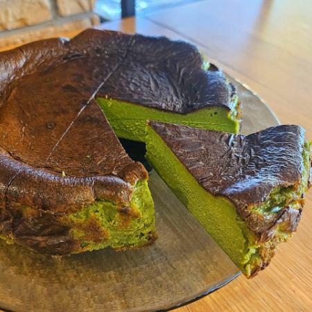 宇治抹茶とホワイトチョコのバスク