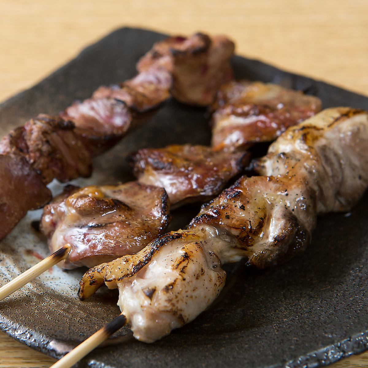 肉汁のたっぷり、歯ごたえ抜群の朝引き鳥の焼鳥が楽しめる♪