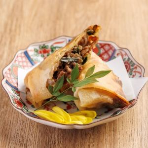 四味猪肉卷心菜咖喱春卷