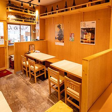 本郷三丁目駅・御茶ノ水駅から徒歩8分の好アクセスな当店は、誰でも気軽に立ち寄れるアットホームな居酒屋です。店内は席が広く、ゆったりとした落ち着いた空間が広がっています。ご家族での食事や、友人とのスポーツ観戦にも最適◎