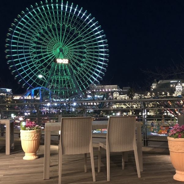 【デート・女子会・記念日に】みなとみらいの夜景を一望できるテラス席は、誕生日、記念日でのデートにもぴったり！ライトアップされた観覧車やハーバービューを目の前に、贅沢なひととき。春には夜桜を眺められたりと、季節によってさまざまな表情を楽しめるのも魅力。