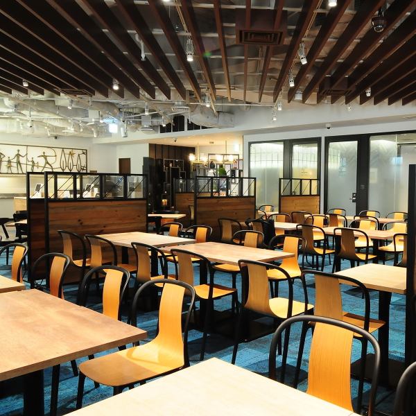 ≪貸切≫【50～200名様】◆木や緑を感じるナチュラルな雰囲気◆カフェ使いとしてもおすすめの夜景の見えるお席となっております♪テーブルや椅子に至るまでこだわりの素材で作り上げるラスティックな空間です☆北新地/中之島/貸切/ビュッフェ/肉/記念日