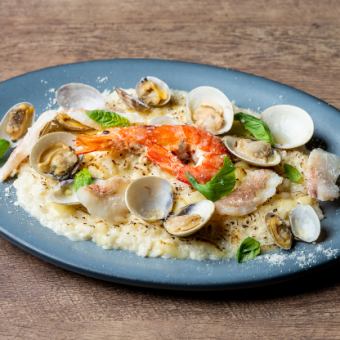 魚介と季節野菜のリゾット 焦がしチーズのブリュレ仕立て