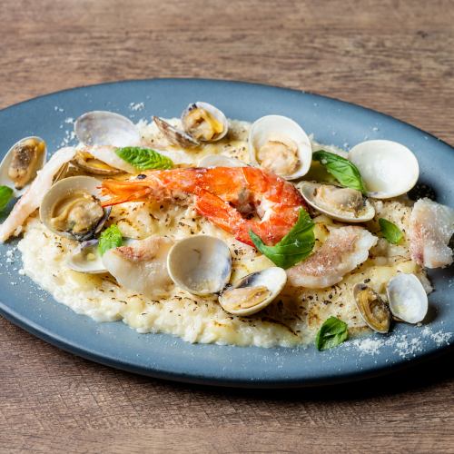 魚介と季節野菜のリゾット 焦がしチーズのブリュレ仕立て