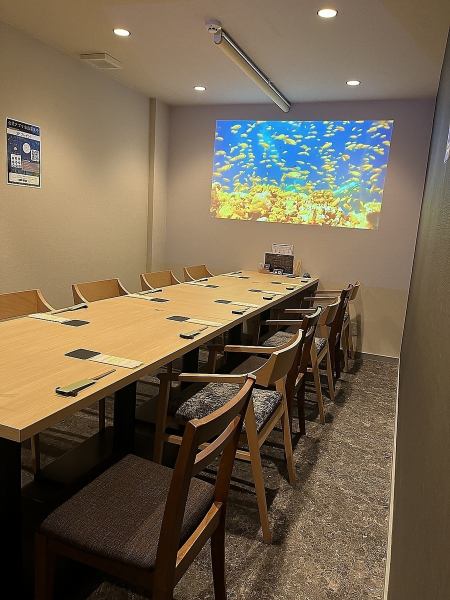 【当店自慢の個室は最少５名様～！】目の前に広がる映像を楽しみながら特別な食事ができる空間です♪ 2名様用テーブルが2つ、4名様用席もあり、友人やカップル、各種宴会、ミーティングでの利用にも最適です。 貸切は最大１０名様まで可能で、デートや特別なイベントにもぴったりです◎