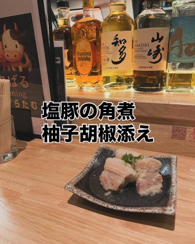 四条大宮
肉バルdiningあげらたむよりお知らせ

新メニュー
塩豚の角煮柚子胡椒添え
完成致しました。

普通の角煮もございます。

酒の肴に如何ですか？

勿論ごはんもすすみます🍚

#肉料理
#飲み放題
#肉バル
#バーカウンター
#手作り
#豚の角煮
#四条大宮