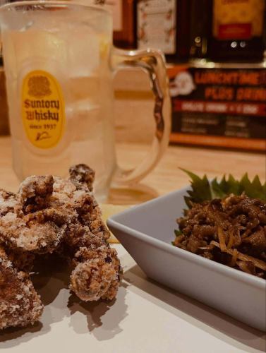 京都🍶飲み歩きイベントに参加！　
上ル。下ル。10月26日（日）
京都市内人気飲食店が20店舗集結！

街歩きバル形式で開催◎
900円で当店は
唐揚げと時雨煮と角ハイボール！
20店舗飲み歩き出来るイベントです！

是非ご参加ください！

事前に参加店舗でオリジナルTシャツを
お買い求めください。

〜開催日〜
2025年10月26日
12時〜21時
京都人気飲食店×旨いアテと酒×飲み歩き🍶
飲み歩きイベント
上ル。下ル。