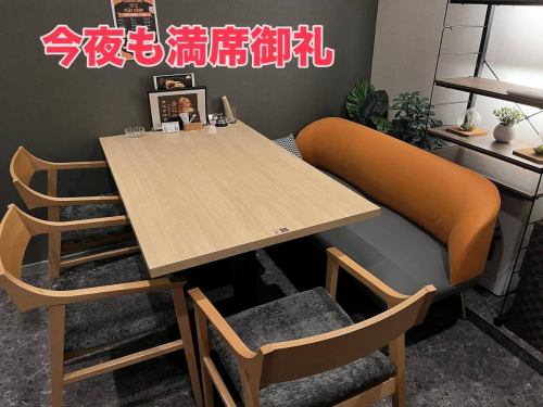 京都
四条大宮
レストラン
肉バルdiningあげらたむ
です。

最近、どうやら海外からお越しの方の間では、少し有名になりつつあると言われて上機嫌のあげらたむです。

ほんとありがたい事に、お待ちのお客様がでる日が来るとは。

今夜は特に、飲み放題の団体様と同時に満席となり、皆様ステーキ沢山ご注文頂き、お待たせしてしまって大変申し訳なかったです。

お待たせサービスのミックスナッツやブルサンアイユクラッカーで、多少は間をもたせられたかしら……

常連様にはお気遣い頂き、お席を譲ってくださったりと、ほんとご迷惑をおかけしましたm(_ _)m

まだまだスタッフ募集中です！

明日から10月

張り切って行きましょう。

 #肉バル
 #レストラン
 #ステーキ
 #パーティ
 #個室
 #飲み放題
 #和牛ハンバーガー
 #ハイボール豊富
 #クラフトジン