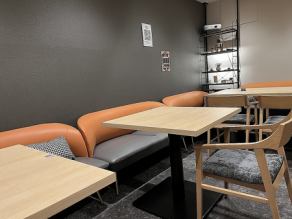 这间私人房间可容纳 4 至 8 人。投影仪可用