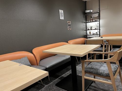 这间私人房间可容纳 4 至 8 人。投影仪可用