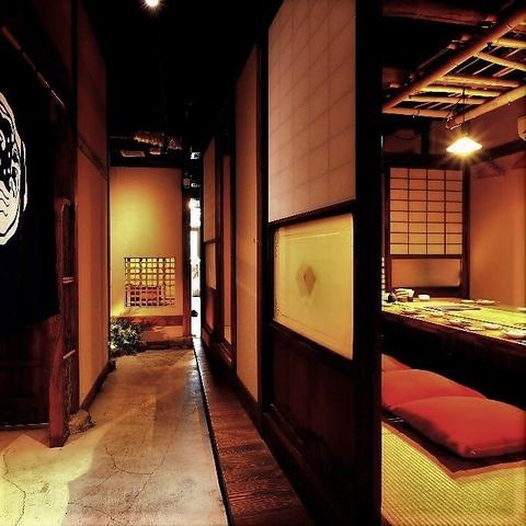 [对应各种场景]在立町电车站下车！拥有广岛名菜的餐厅。在下班回家的路上，您可以在1楼的柜台或餐桌座位上放松身心，并在2楼的Horigotatsu私人房间放松身心。