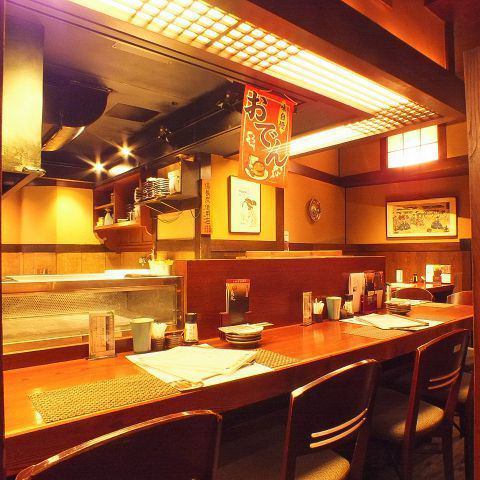 [Single people are welcome♪] The special seats at the yakitori restaurant are at the counter! It's a luxurious seat where you can eat piping hot skewers grilled right in front of you! A place for a quick drink with colleagues, a date, or a place to talk with close friends. An izakaya with a great atmosphere that is perfect for ◎Enjoy authentic yakitori and offal stew with carefully selected brands of sake and local beer♪