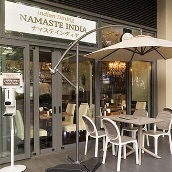 We have terrace seats available for you to enjoy in an open and elegant atmosphere.