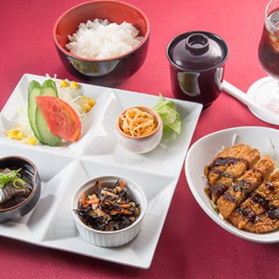Limited to 10 meals on weekdays ☆ Daily lunch special! Healthy and very popular among women ♪ [Colorful lunch set]