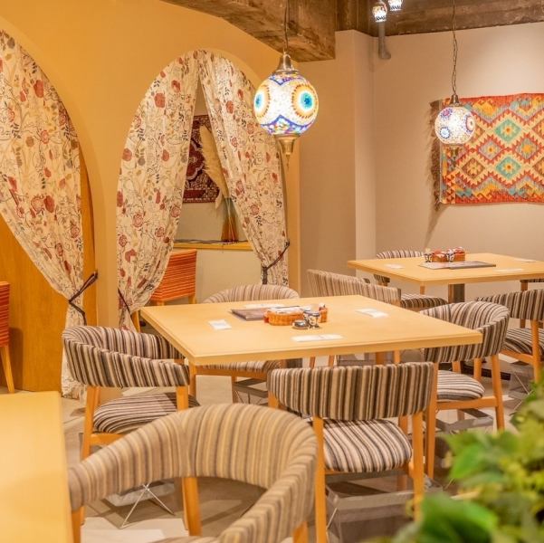 人数にあわせたテーブル席をご用意♪現地から取り寄せたこだわりの食器を使用しております♪