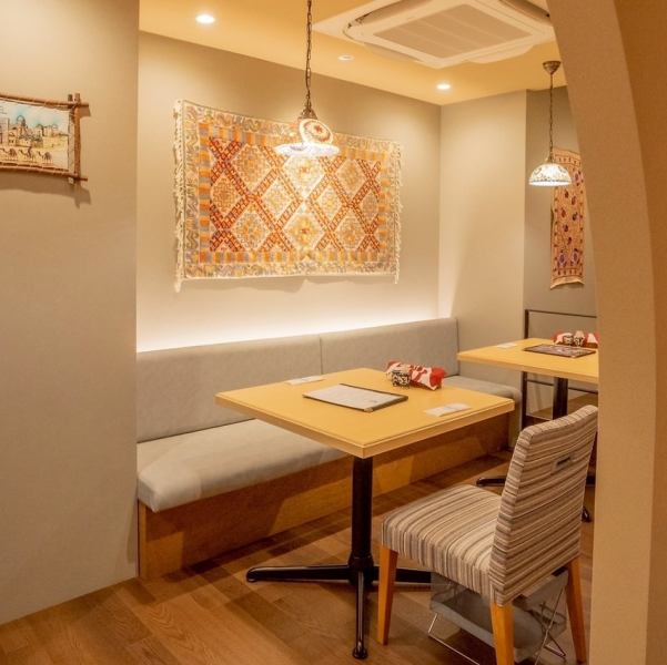 少人数でもご利用いただける半個室席をご用意♪異国情緒あふれる上質な空間でごゆっくりとおくつろぎください♪