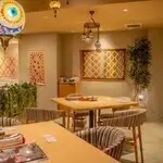 我們從源頭採購餐具和裝飾品，忠實重現了原汁原味的口味和氛圍。盡情享受這裡的氣氛！我們將帶您前往一個可以放鬆身心的好去處。請在我們的店鋪度過一段美好的時光！我們期待您的光臨。