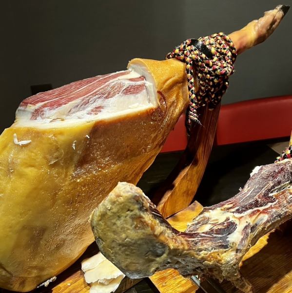 ≪Marriage with wine≫ Spanish ham jamon serrano aged 24 months 1,650 yen (tax included)