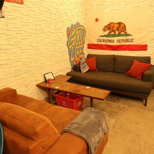 サラリーマンの皆様の憩いの場として、学生の皆様の自習や作業スペースとしても最適です！どなたでも集中して作業ができるよう配慮された空間が自慢。シーシャやドリンクとともに、有意義な時間をお過ごしください♪！