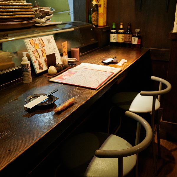 We also have counter seats, so even if you are alone, you are welcome to have a drink ☆ This is a popular seat with many regular customers.By the way... Some people use it as a couple's seat, so don't miss the popular seat!