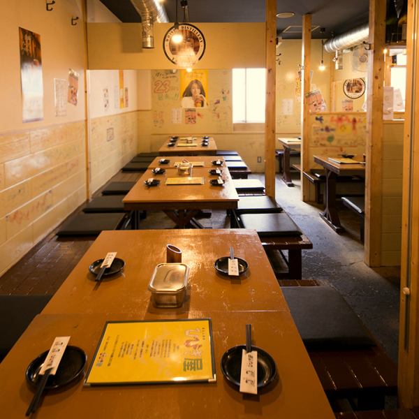 広々とした店内！もちろんカウンターも完備。仕事帰りのサラリーマンから、家族連れまで幅広く対応できる駅近の名店です。全席８０席の空間を、元気で楽しいスタッフと楽しんでください！！！