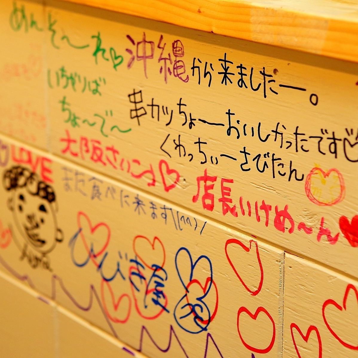 店内の壁はどこでも落書きOK？！お祝いや記念日に記念撮影も◎